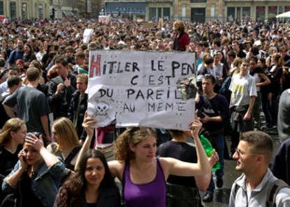 Cientos de estudiantes se manifiestan en Lyón contra el líder ultraderechista Jean-Marie Le Pen.