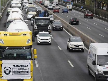 Varios camiones durante una marcha en la M-40, en el noveno día de paro nacional de transportistas en San Fernando de Henares (Madrid). 