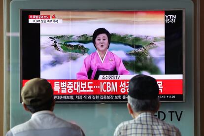 Personas atienden a la televisión en la estación de tren de Seúl, en Corea del Sur, mientras la presentadora anuncia el lanzamiento de prueba del misil.