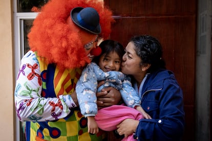 Los 'shows' que Guppy ofrece son uno de los principales ingresos y sustentos económicos para su familia. En la imagen, aparece con su hija, Citali y su esposa, Sayab.