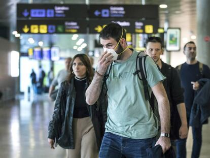 Un joven pasajero con mascarilla del vuelo procedente de Milán a su llegada a Valencia este miércoles.