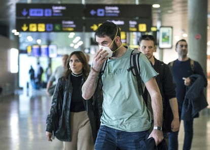 Un joven pasajero con mascarilla del vuelo procedente de Milán a su llegada a Valencia este miércoles.