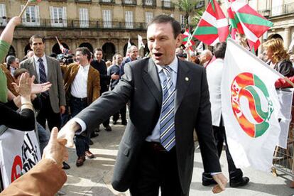 El <i>lehendakari, </i>Juan José Ibarretxe, saluda a los simpatizantes que asistieron a la celebración del Aberri Eguna en la plaza Nueva de Bilbao.