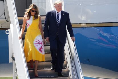 Melania Trump aterrizó en Francia enfundada en un llamativo vestido amarillo de Calvin Klein.