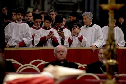 Fieles rinden homenaje al cuerpo de Benedicto XVI en la basílica de San Pedro, el lunes.