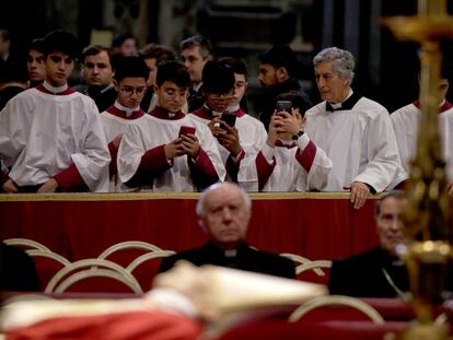 Fieles rinden homenaje al cuerpo de Benedicto XVI en la basílica de San Pedro, el lunes.
