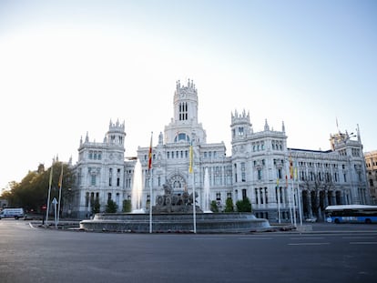 La fuente de Cibeles con el Ayuntamiento de Madrid, al fondo, el pasado abril.