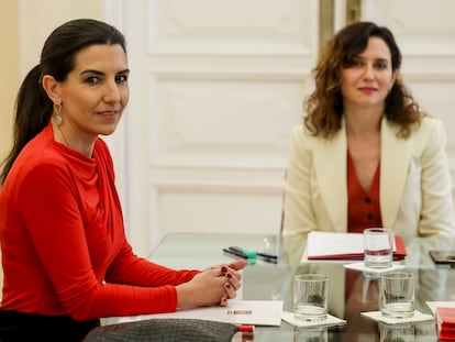 La presidenta de la Comunidad de Madrid, Isabel Díaz Ayuso, se reúne con la portavoz de Vox, Rocío Monasterio (i), durante la ronda de encuentros con los grupos parlamentarios de la Asamblea de Madrid.