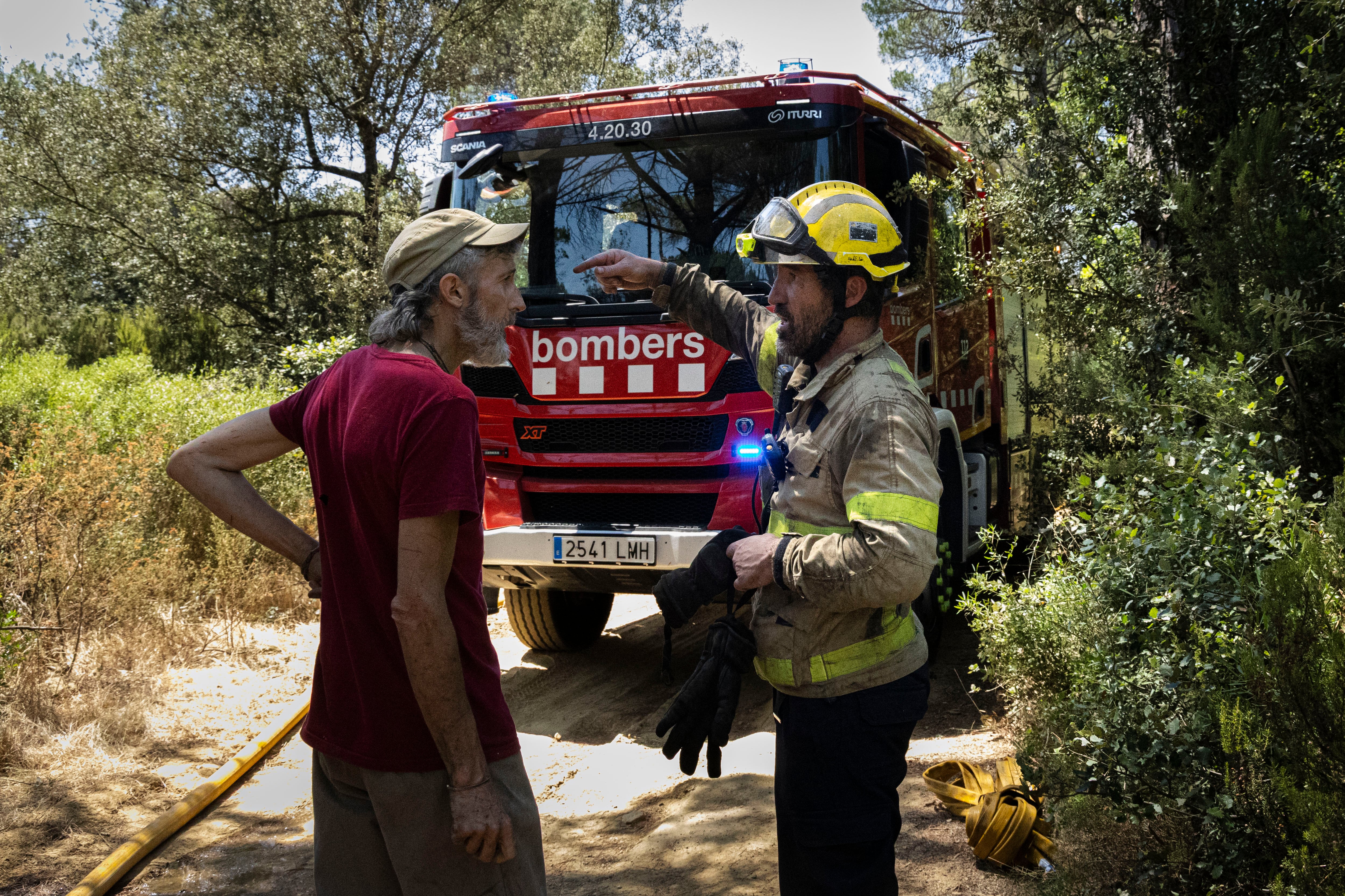 La lucha contra el incendio de vecinos, payeses, forestales y bomberos en Les Gavarres: “Es un toque de atención muy bestia”