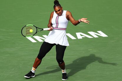 El minivestido combinado con leggings es otro look muy Serena. Lo utilizó contra Garbiñe Muguruza el año pasado en el Open de Miami, aunque en aquella ocasión no le dio la victoria: Williams abandonó a mitad del juego por no encontrarse del todo bien, lo que le valió el triunfo a la española.