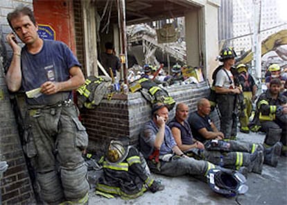 Un grupo de bomberos tomaba un descanso en su trabajo de rescate tras el atentado del 11-S.