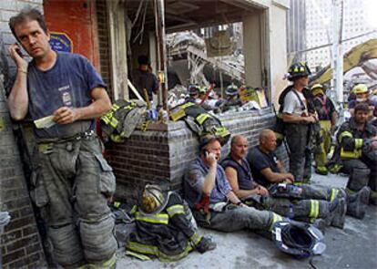 Un grupo de bomberos tomaba un descanso en su trabajo de rescate tras el atentado del 11-S.