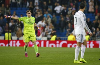 Casillas insta a Cristiano a saludar al público tras la derrota