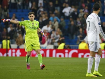 Casillas insta a Cristiano a saludar al público tras la derrota