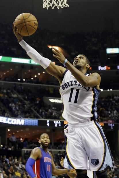 Mike Conley encesta durante el partido ante los Detroit Pistons