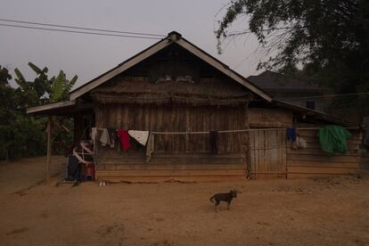 La casa de la familia es una cabaña de madera con un pequeño terreno de tierra que en la época de lluvias se embarra.