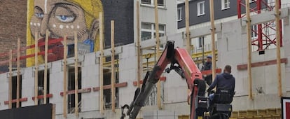 Dos operadores realizan tareas de construcción para un hotel cerca de la estación central de ferrocarril de Fráncfort (Alemania).