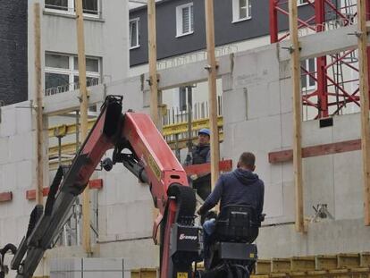 Dos operadores realizan tareas de construcción para un hotel cerca de la estación central de ferrocarril de Fráncfort (Alemania).