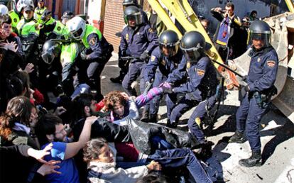 Carga policial durante el derribo de un edificio en el barrio marinero del Cabanyal, en Valencia.