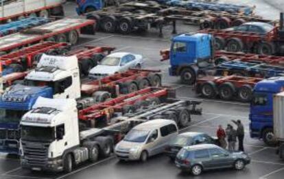 Explicó que la mayoría de camioneros se movilizaron de las fronteras inmediatamente después de que el Parlamento salvadoreño aprobó ayer jueves la suspensión por seis meses del cobro de 18 dólares por la inspección de cargamentos. EFE/Archivo