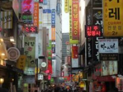 Calles comercial de Seúl. donde la electrónica de consumo es un producto muy demandado.