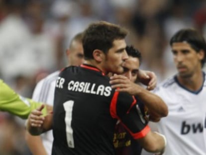 Casillas y Xavi se abrazan al finalizar el partido de ayer.