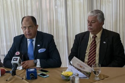 El presidente electo Luis Guillermo Solís, con el obispo luterano Melvin Jiménez.