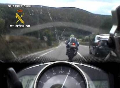 Durante su recorrido suicida, el grupo de tres motoristas comete más de 30 infracciones. En esta imagen, rebasan a varios vehículos a 210 por hora en un lugar donde no está permitido adelantar, con línea continua.