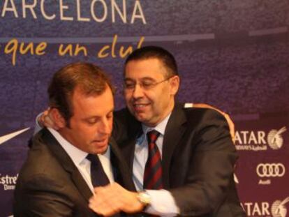 Sandro Rosell y Josep Mar&iacute;a Bartomeu, en la rueda de prensa en la que Rosell anunci&oacute; su dimisi&oacute;n.