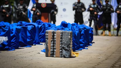 Autoridades de la Armada de El Salvador junto a 1,4 toneladas de droga incautadas en el océano Pacífico.