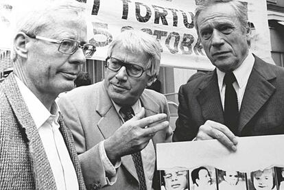 Emmanuel Le Roy Ladurie (izquierda), Sempr&uacute;n e Yves Montand, en una manifestaci&oacute;n contra la tortura en Argentina.