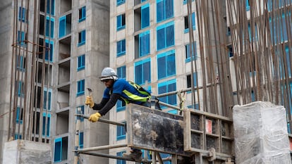 Un obrero de la construcción en Cali (Colombia), en una imagen de archivo.