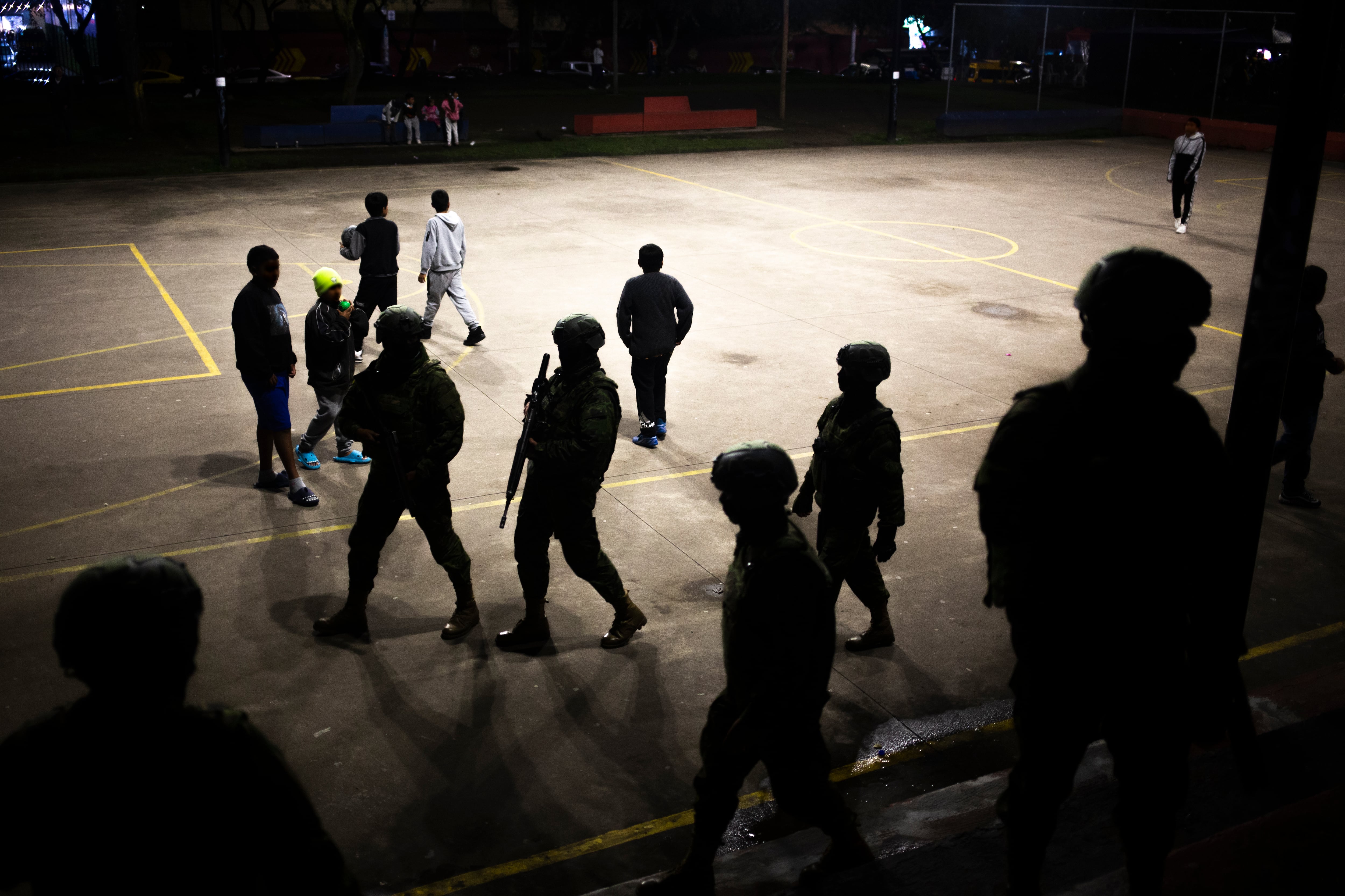Militares ecuatorianos patrullan las calles del barrio de Solanda, al sur de Quito.
