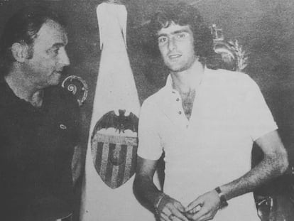 Kempes, a la derecha, junto al secretario técnico Pasieguito.