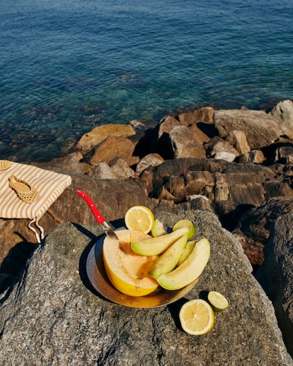 Melón con limón, sal y chile.