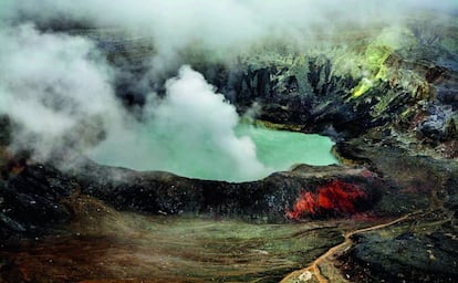 El cráter tipo géiser del Póas es el mayor del mundo de estas características. Costa Rica recibe anualmente más de un millón de visitantes. Su oferta turística abarca volcanes activos, dormidos y apagados, sol y playas en un mar (el Caribe) y un oceáno (el Pacífico), ríos y bosques tropicales de todas las categorías y una biodiversidad apabullante (el 5% de la existente en todo el mundo), amén de una gama inacabable de deportes de naturaleza y aventura.