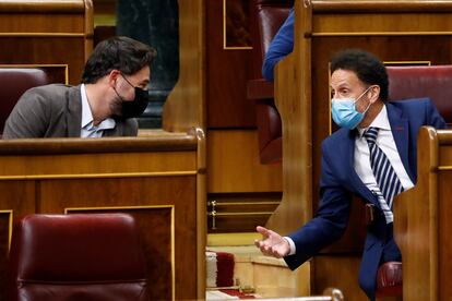 El portavoz parlamentario de Esquerra Republicana (ERC), Gabriel Rufián, conversa con el portavoz parlamentario de Ciudadanos, Edmundo Bal, durante el pleno del Congreso.