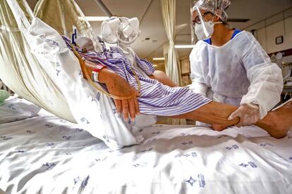 Un paciente en la unidad de cuidados intensivos de covid-19 en el Hospital Santa Casa de Misericordia de Porto Alegre (Brasil). El presidente brasileño, Jair Bolsonaro, afirmó que el país está 'en el final de la pandemia' del coronavirus, pese a que los especialistas en salud sostienen que el país ya enfrenta una segunda ola, sin siquiera haber acabado la primera.