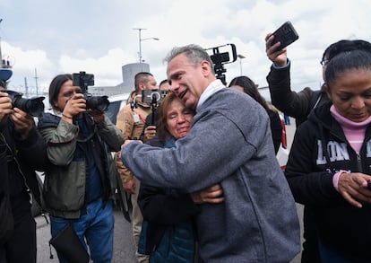 Israel Vallarta es recibido por su familia tras permanecer 20 años en prisión.