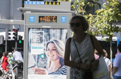Un termómetro de una parada de autobús del centro de Madrid marca 46ºC.