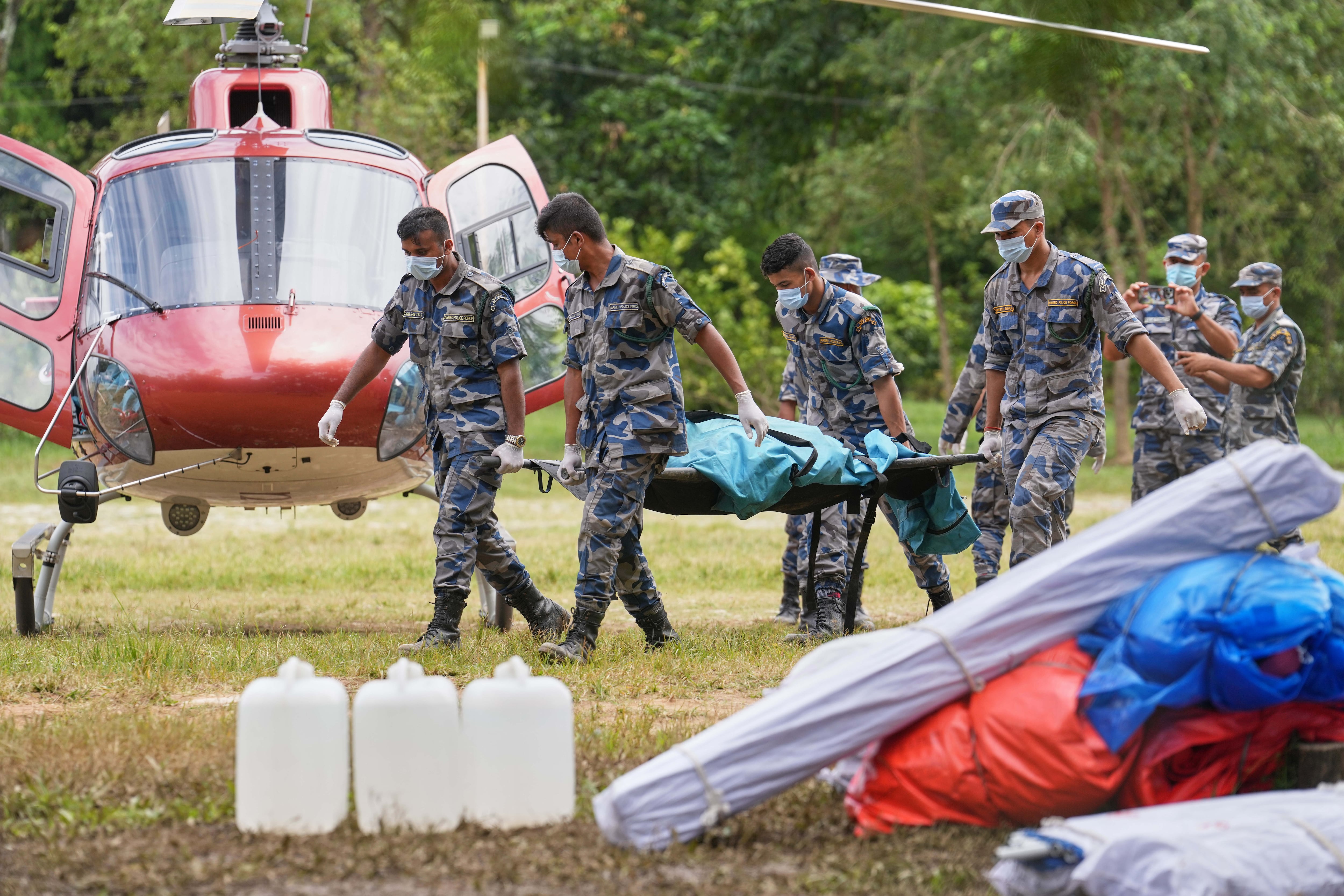 Nepal y Tíbet se enfrentan a una carrera contrarreloj en busca de más de 3.000 desaparecidos