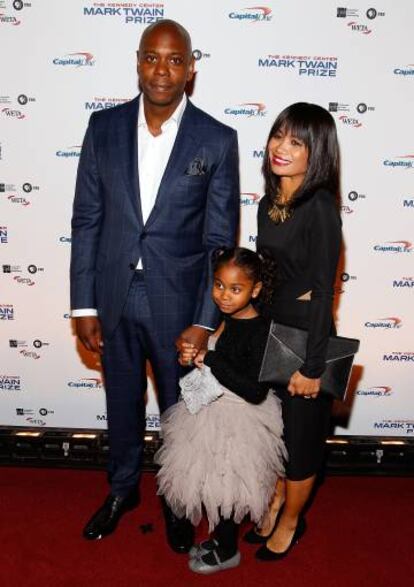 Dave Chappelle, su mujer Elaine y uno de sus tres hijos durante el 18º Annual Mark Twain Prize for Humor. Fue en el John F. Kennedy Center de Washington en octubre de 2015.