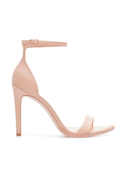 Con una pequeña tira que envuelve al tobillo y otra a la altura de los dedos, en color nude de Zara (39,95 euros).