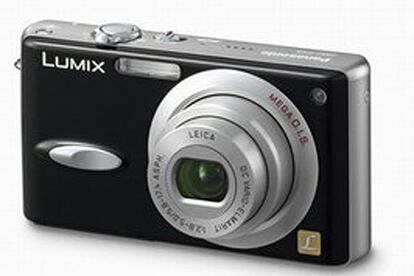 Panasonic Lumix FX8 es una cámara fotográfica para los que tienen mal pulso. Se caracteriza por su sensor de cinco megapíxeles, su zoom óptico de 3 aumentos y su sistema de estabilización óptica de la imagen. El mecanismo puede regularse para que efectúe una corrección constante del movimiento o para que lo haga sólo en el momento de abrirse el obturador. Su precio: 429 &euro;
http://panasonic.co.jp/pavc/global/lumix/fx8/