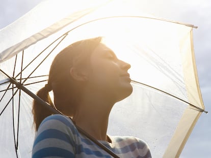 El paraguas bloquea los rayos de sol para evitar quemaduras y daños en la piel. GETTY IMAGES.