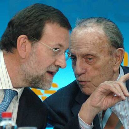 Mariano Rajoy con Manuel Fraga, ayer, en la reunión del Comité Ejecutivo del PP gallego en Santiago de Compostela.