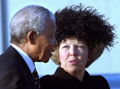 11 de marzo de 1999. La reina Beatriz de Holanda recibe al Presidente Nelson Mandela, de visita oficial a Holanda.