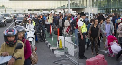 Peatones esperan para cruzar la verja de Gibraltar.