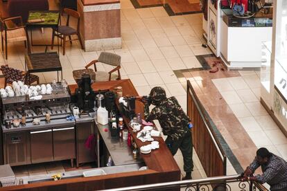 Un soldado y un hombre armado colaboran en la localización de los causantes del ataque en el centro comercial Westgate.