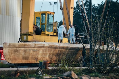 El narcosubmarino reflotado es inspeccionado por agentes de la Policía Nacional esta tarde en el puerto de A Illa de Arousa, tras ser localizadao ayer semihundido en la Ría cerca de Vilaxoán, (Pontevedra).
